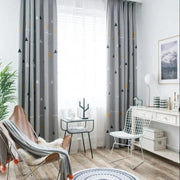 rideau enfant moderne gris triangles jaunes bleus voilage blanc plis géométriques tringle anneaux chambre