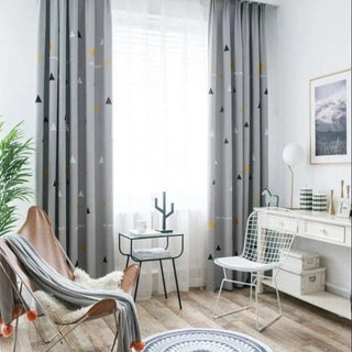 rideau enfant moderne gris triangles jaunes bleus voilage blanc plis géométriques tringle anneaux chambre
