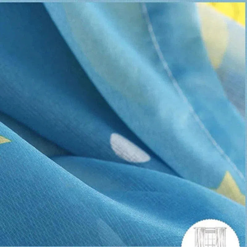 Voilage bleu décoratif avec motifs modernes pour fenêtre. Idéal pour embellir votre intérieur, ce rideau léger laisse passer la lumière tout en ajoutant une touche de couleur à votre pièce. Parfait pour salon, chambre ou bureau. Améliorez votre décoration grâce à ce design élégant et contemporain.