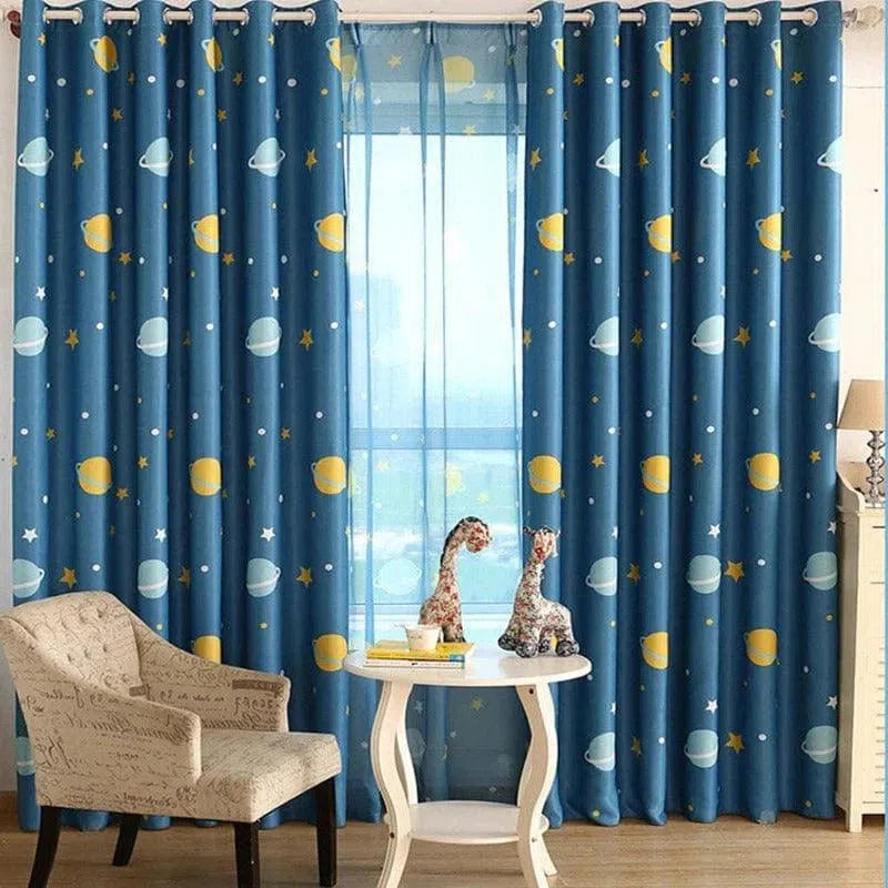 Rideaux occultants pour enfants avec motifs spatiaux, étoiles et planètes, couleur bleue, parfaits pour une chambre d'enfant, ajoutant une touche ludique et colorée à votre décoration intérieure.