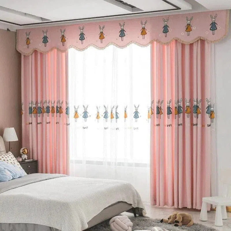 <p>Rideaux pour chambre d'enfant avec motif de lapins, apporte une touche de couleur et de fantaisie à la décoration intérieure. Idéal pour créer une ambiance douce et ludique. Les motifs mignons ajoutent une note joyeuse et accueillante à la pièce. Conçus pour embellir la chambre tout en offrant une protection contre la lumière excessive extérieure.</p>