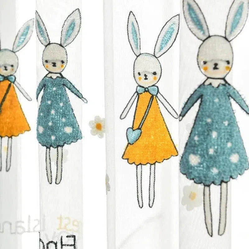 Rideau décoratif pour chambre d'enfant avec motifs de lapins mignons portant des robes colorées. Idéal pour ajouter une touche ludique et chaleureuse à la décoration intérieure. Parfait pour créer un environnement accueillant et imaginaire dans une chambre de fille ou salle de jeux. Accessoire de décoration qui combine simplicité et charme enfantin.