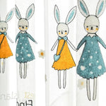 Rideau décoratif pour chambre d'enfant avec motifs de lapins mignons portant des robes colorées. Idéal pour ajouter une touche ludique et chaleureuse à la décoration intérieure. Parfait pour créer un environnement accueillant et imaginaire dans une chambre de fille ou salle de jeux. Accessoire de décoration qui combine simplicité et charme enfantin.