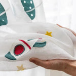 Rideau pour chambre d'enfant avec motif de fusée et étoiles, idéal pour une décoration ludique sur le thème de l'espace. Accessoire parfait pour ajouter une touche de fantaisie à la pièce tout en filtrant délicatement la lumière. Produit pour éveiller l'imagination des petits explorateurs.