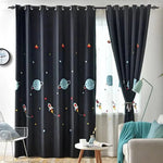 Rideaux pour chambre d'enfants avec motif espace comprenant des planètes, fusées et étoiles, parfaits pour créer une ambiance cosmique. Décoration originale et éducative, idéale pour stimuler l'imagination des petits astronautes. Ces rideaux colorés ajoutent une touche ludique à la chambre tout en contrôlant la lumière du jour. Accessoire de décoration indispensable pour les passionnés de l'univers spatial.