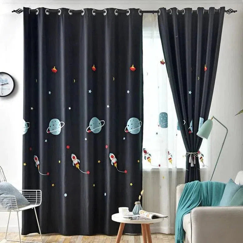 Rideaux pour chambre d'enfants avec motif espace comprenant des planètes, fusées et étoiles, parfaits pour créer une ambiance cosmique. Décoration originale et éducative, idéale pour stimuler l'imagination des petits astronautes. Ces rideaux colorés ajoutent une touche ludique à la chambre tout en contrôlant la lumière du jour. Accessoire de décoration indispensable pour les passionnés de l'univers spatial.