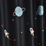 Rideau de douche décoratif avec motifs spatiaux, idéal pour une ambiance cosmique dans la salle de bain. Design avec planètes, fusées et étoiles sur fond sombre, parfait pour les amateurs d'astronomie et d'exploration spatiale. Ajoute une touche ludique et moderne à la décoration intérieure. Convient à tous styles de salles de bains.