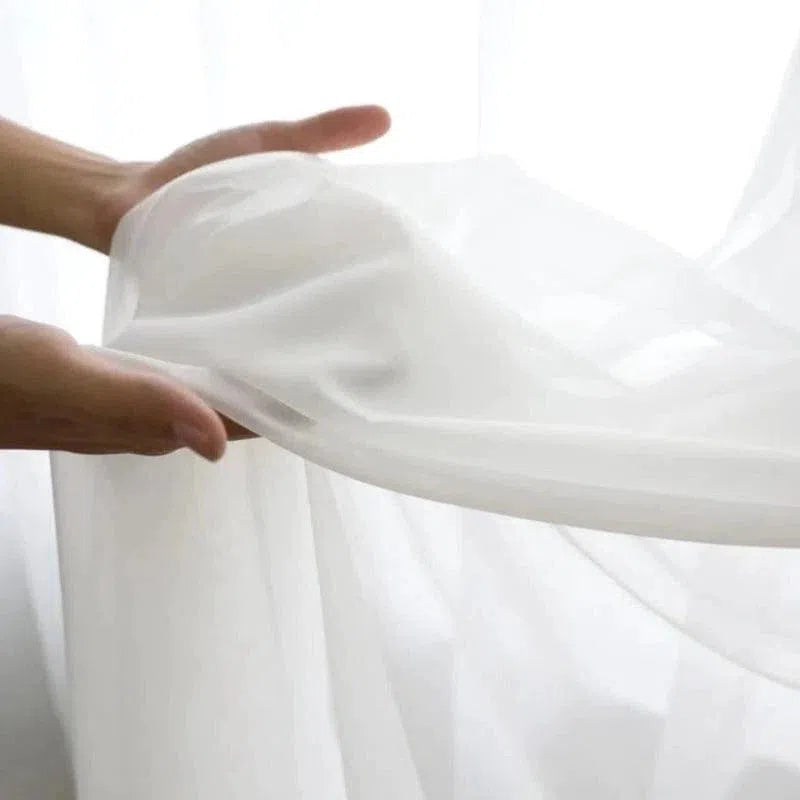 Voilage blanc léger et élégant, idéal pour apporter une touche d'élégance à votre intérieur. Ce rideau ajoute de la lumière tout en préservant votre intimité. Parfait pour le salon, la chambre ou toute autre pièce de la maison. Facile à installer et à entretenir, il s'intègre harmonieusement à divers décors.