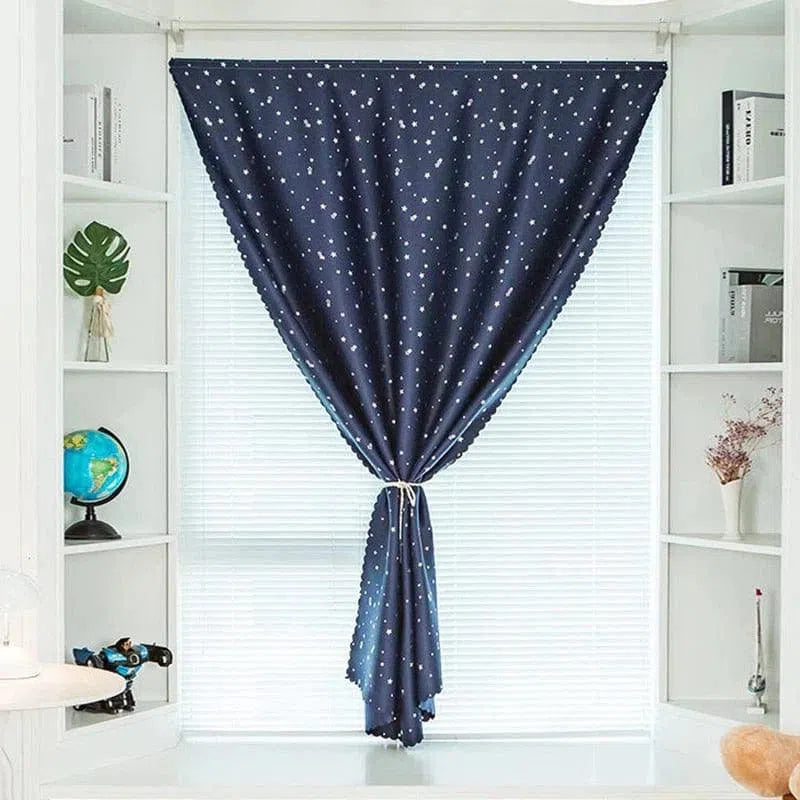 Rideau élégant bleu nuit à motifs étoilés, idéal pour ajouter une touche moderne et cosy à votre salon ou chambre. Design chic s'accordant parfaitement avec une décoration contemporaine. Accessoire de décoration intérieure parfait pour contrôler la luminosité et apporter une ambiance apaisante.
