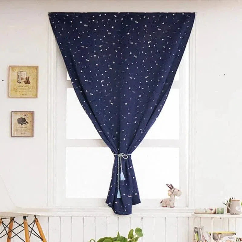 Rideau bleu nuit avec motifs étoilés, idéal pour chambre d’enfant, crée une ambiance céleste et apaisante, facilement ajustable avec lien de serrage, décoration murale moderne et élégante ajoutant une touche magique et chaleureuse à l'intérieur.