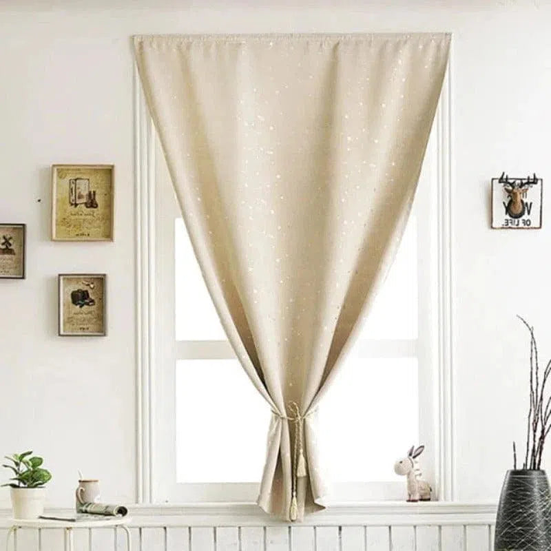 Rideau occultant beige élégant pour salon, style minimaliste, parfait pour créer une ambiance chaleureuse et intime. Idéal pour la décoration intérieure moderne, avec des motifs subtils qui s'harmonisent avec tout type de décoration. Accessoire essentiel pour filtrer la lumière tout en préservant l'intimité.