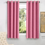 Paire de rideaux roses à œillets pour décoration de salon. Leur couleur vive et design moderne ajoutent une touche élégante et chaleureuse à votre intérieur. Parfaits pour contrôler la luminosité et préserver votre intimité dans toutes les pièces de la maison. Idéals pour les amateurs de décoration contemporaine.