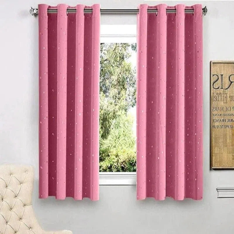 Paire de rideaux roses à œillets pour décoration de salon. Leur couleur vive et design moderne ajoutent une touche élégante et chaleureuse à votre intérieur. Parfaits pour contrôler la luminosité et préserver votre intimité dans toutes les pièces de la maison. Idéals pour les amateurs de décoration contemporaine.