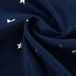 Tissu bleu marine avec motifs étoilés argentés, idéal pour la confection textile créative et élégante. Design moderne parfait pour des projets de couture uniques. Style cosmique pour un effet visuel attrayant et tendance.
