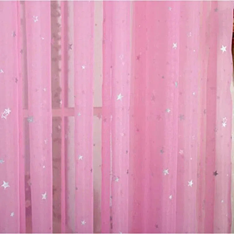 Rideau rose avec motifs étoilés, idéal pour chambre d'enfant ou décoration de pièce, ajoutant une touche colorée et féerique.