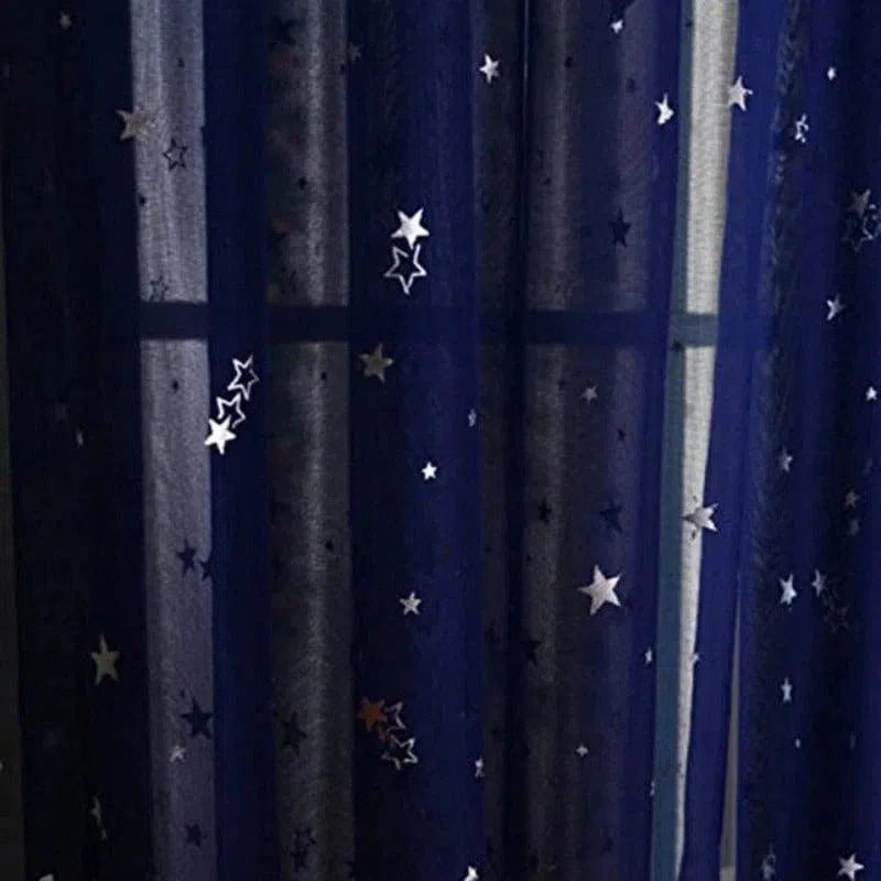 Rideaux opaques bleu avec motifs étoilés, parfaits pour une chambre d'enfant ou un salon moderne. Ajoute une touche de magie et d'élégance tout en réduisant la lumière extérieure. Idéal pour créer une atmosphère cosy et rêveuse.