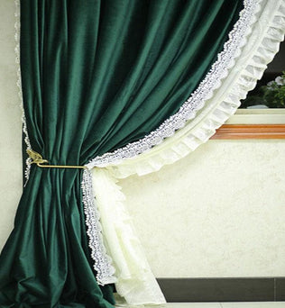 Rideaux élégants vert foncé avec bordure en dentelle blanche, idéal pour un salon moderne. Ce design raffiné ajoute une touche de luxe et de sophistication à votre intérieur, tout en préservant votre intimité.