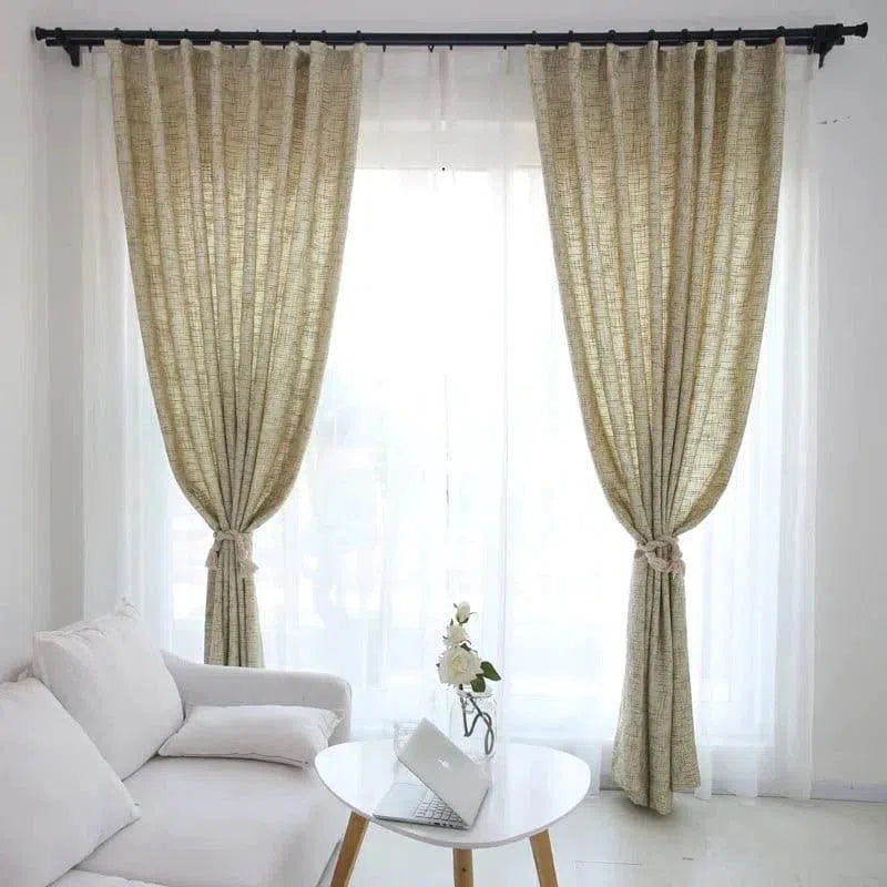 Rideaux élégants beige clair, parfaits pour un salon moderne et lumineux. Ces rideaux longs ajoutent une touche sophistiquée à votre intérieur tout en offrant un excellent contrôle de la lumière. Idéal pour créer une ambiance chaleureuse et accueillante dans votre espace de vie.