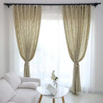 Rideaux élégants beige clair, parfaits pour un salon moderne et lumineux. Ces rideaux longs ajoutent une touche sophistiquée à votre intérieur tout en offrant un excellent contrôle de la lumière. Idéal pour créer une ambiance chaleureuse et accueillante dans votre espace de vie.