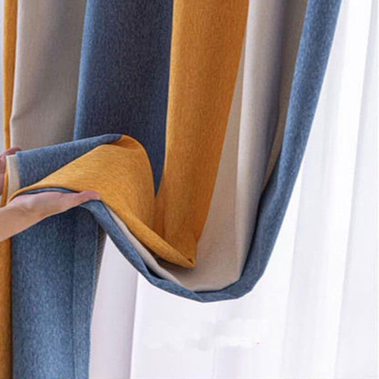 Rideau moderne avec plis élégants dans des teintes de bleu, jaune et beige pour une décoration intérieure harmonieuse. Parfait pour sublimer votre salon, chambre ou bureau tout en ajoutant une touche de couleur et de style.