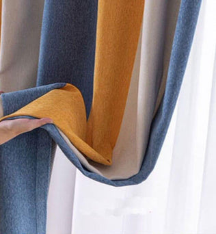 Rideau moderne avec plis élégants dans des teintes de bleu, jaune et beige pour une décoration intérieure harmonieuse. Parfait pour sublimer votre salon, chambre ou bureau tout en ajoutant une touche de couleur et de style.