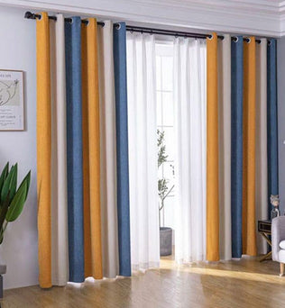 Rideaux modernes à rayures bleues, jaunes et blanches, idéale pour ajouter une touche contemporaine et colorée à votre salon. Accentue la luminosité tout en offrant une touche déco élégante. Adapté pour de grandes fenêtres, ce design apporte une ambiance chaleureuse et accueillante.