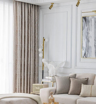 Salon moderne et élégant avec rideaux beiges, canapé confortable agrémenté de coussins assortis, lampadaire design et décoration murale en harmonie. Espace lumineux et accueillant, idéal pour une ambiance chaleureuse et raffinée.