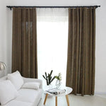 Rideaux élégants de couleur marron foncé suspendus dans un salon moderne et lumineux. Contribuent à créer une ambiance chaleureuse et accueillante. Parfaits pour une décoration intérieure contemporaine. Dispose d'une table basse blanche avec un vase floral et un canapé confortable. Idéal pour ceux qui recherchent à combiner style et fonctionnalité dans leur espace de vie. Conviennent à tous les types de fenêtres.