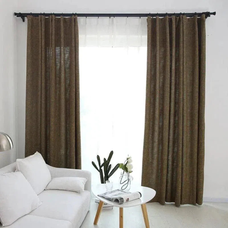 Rideaux élégants de couleur marron foncé suspendus dans un salon moderne et lumineux. Contribuent à créer une ambiance chaleureuse et accueillante. Parfaits pour une décoration intérieure contemporaine. Dispose d'une table basse blanche avec un vase floral et un canapé confortable. Idéal pour ceux qui recherchent à combiner style et fonctionnalité dans leur espace de vie. Conviennent à tous les types de fenêtres.