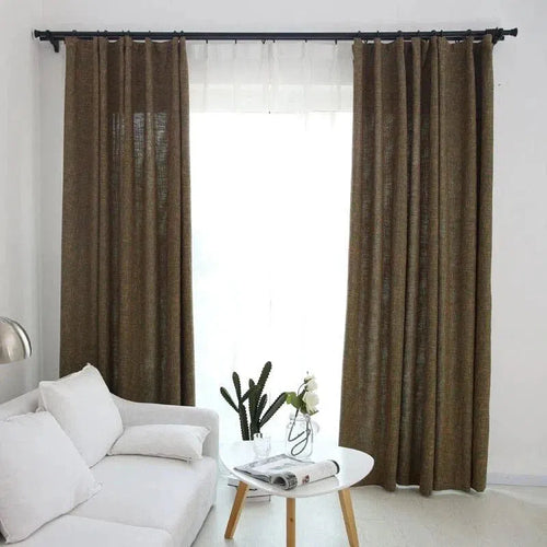 Rideaux élégants de couleur marron foncé suspendus dans un salon moderne et lumineux. Contribuent à créer une ambiance chaleureuse et accueillante. Parfaits pour une décoration intérieure contemporaine. Dispose d'une table basse blanche avec un vase floral et un canapé confortable. Idéal pour ceux qui recherchent à combiner style et fonctionnalité dans leur espace de vie. Conviennent à tous les types de fenêtres.