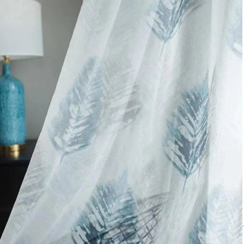 Rideau moderne décoratif avec motif de feuilles bleues, idéal pour donner une touche élégante et aérée à votre intérieur. Parfait pour les salons, chambres ou bureaux, ce rideau apporte une ambiance apaisante et contemporaine à vos espaces de vie.