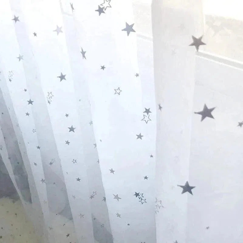Rideau décoratif pour chambre enfant, motif étoiles, lumineux et moderne, idéal pour ajouter une touche féerique et élégante à toute pièce. Parfait pour créer une ambiance apaisante et magique dans la chambre de vos enfants. Adapté aux fenêtres de taille standard, installation facile et rapide.
