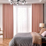 Chambre moderne avec rideaux roses élégants, lit confortable, et décoration contemporaine. Luminaire design suspendu au-dessus du lit, ambiance chaleureuse et accueillante. Parfait pour créer un espace de repos raffiné et tendance. Idéal pour les amateurs de décoration intérieure recherchant un style luxueux et apaisant.