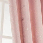 Rideau rose élégant avec motif étoilé, apportant une ambiance chaleureuse et accueillante à n'importe quelle pièce. Design moderne parfait pour décorer les fenêtres de la chambre ou du salon. Idéal pour créer une atmosphère relaxante et sophistiquée.