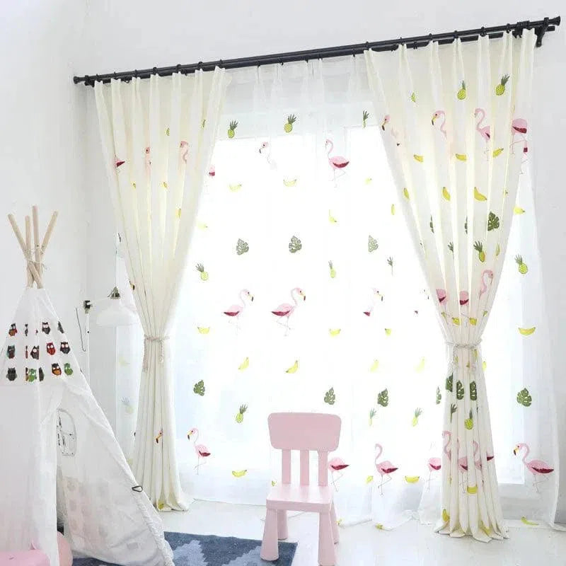 Rideaux décoratifs pour chambre d'enfants avec motifs de flamants roses et ananas. Idéal pour apporter une touche ludique et colorée à la décoration intérieure. Parfaits pour créer une ambiance joyeuse et chaleureuse dans la chambre des petits. Accessoire tendance pour personnaliser l'espace de vos enfants.
