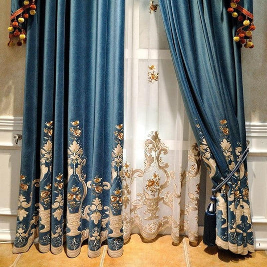 Rideaux élégants de couleur bleue avec motifs floraux, parfaits pour ajouter une touche de sophistication à votre intérieur. Embellissement raffiné avec ornements décoratifs en bas, ces rideaux sont idéaux pour un salon ou une chambre. Ajoutez du charme à votre décoration avec ces rideaux modernes et stylés. Transformez votre espace avec ce design chic et intemporel.