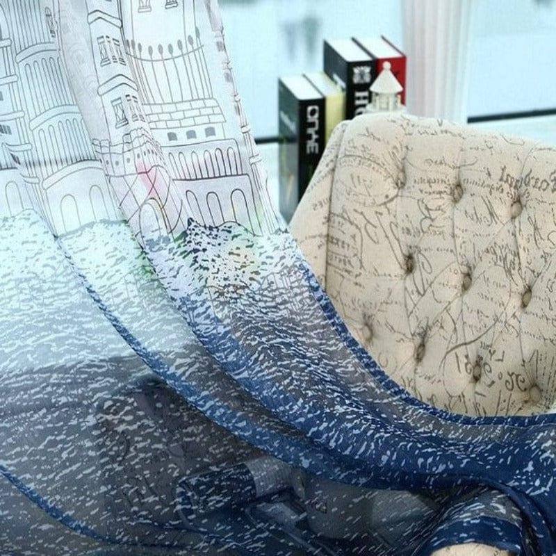 Voilage décoratif aux motifs architecturaux, idéal pour ajouter une touche sophistiquée à votre intérieur. Ce rideau élégant présente des illustrations de bâtiments emblématiques, parfait pour une ambiance moderne et urbaine. Complétez votre décoration avec ce voilage captivant et apportez une atmosphère de voyage et de découverte à votre espace de vie.