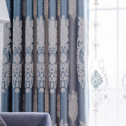 Rideau élégant avec motif baroque blanc sur fond bleu, idéal pour apporter une touche raffinée à votre intérieur. Parfait pour le salon ou la chambre à coucher.