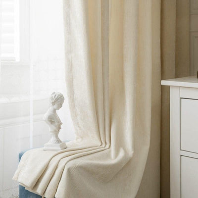 Rideau beige élégant pour décoration intérieure, idéal pour salon ou chambre, offrant une ambiance douce et apaisante. Statue décorative en arrière-plan ajoutant une touche artistique et sophistiquée à votre espace. Solution idéale pour embellir vos fenêtres avec style et modernité.