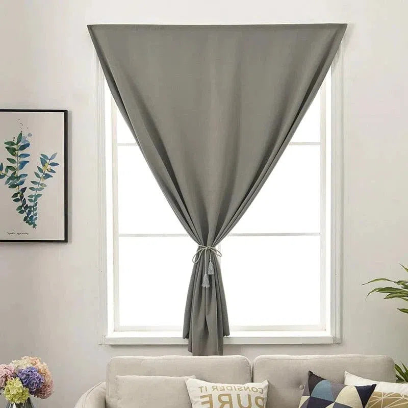 Rideau moderne gris pour salon, style minimaliste, design élégant, parfait pour la décoration intérieure. Ce rideau ajoute une touche de sophistication à votre espace de vie tout en offrant une solution décorative pratique pour vos fenêtres. Idéal pour créer une ambiance chaleureuse et accueillante dans votre maison.