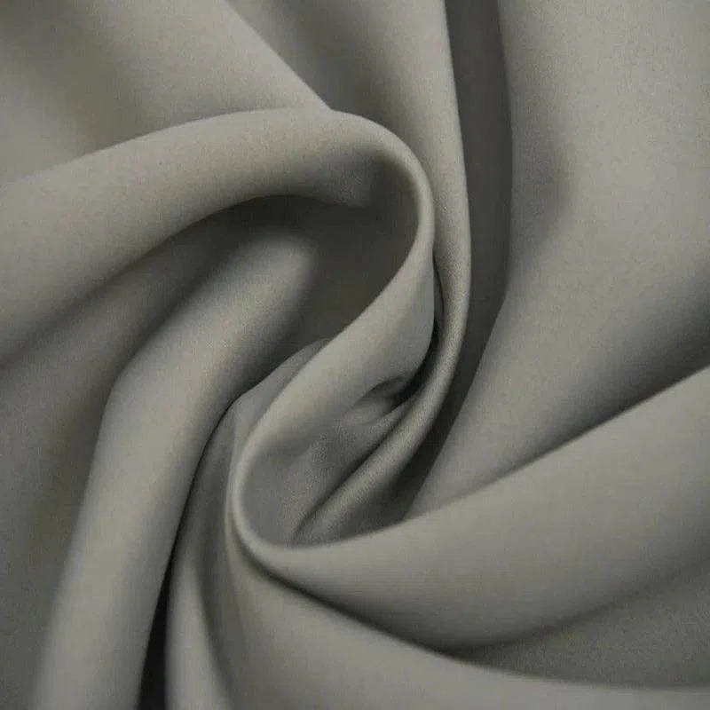 Rideau gris élégant avec un drapé fluide, parfait pour ajouter une touche de modernité à votre intérieur. Idéal pour le salon ou la chambre à coucher, ce rideau s'harmonise avec divers styles de décoration. Facile à installer, il offre à la fois intimité et esthétisme à vos fenêtres.