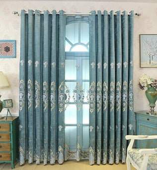 Rideaux élégants de couleur bleue avec motifs brodés, parfaits pour ajouter une touche chic à votre salon ou chambre. Offrent une ambiance raffinée et harmonieuse, idéales pour la décoration intérieure.