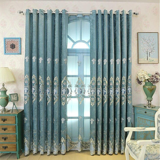 Rideaux élégants de couleur bleue avec motifs brodés, parfaits pour ajouter une touche chic à votre salon ou chambre. Offrent une ambiance raffinée et harmonieuse, idéales pour la décoration intérieure.