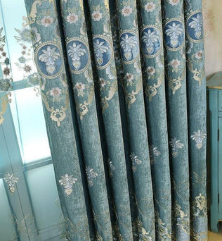 Rideaux élégants à motifs floraux sur fond bleu, parfaits pour ajouter une touche de sophistication à votre salon ou chambre. Ces rideaux apportent une ambiance raffinée et classique à votre intérieur, tout en filtrant la lumière pour créer une atmosphère chaleureuse. Idéals pour les amateurs de décoration chic et élégante.