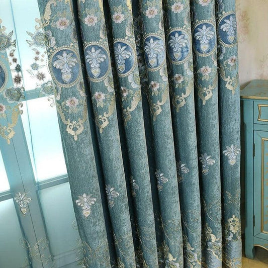 Rideaux élégants à motifs floraux sur fond bleu, parfaits pour ajouter une touche de sophistication à votre salon ou chambre. Ces rideaux apportent une ambiance raffinée et classique à votre intérieur, tout en filtrant la lumière pour créer une atmosphère chaleureuse. Idéals pour les amateurs de décoration chic et élégante.