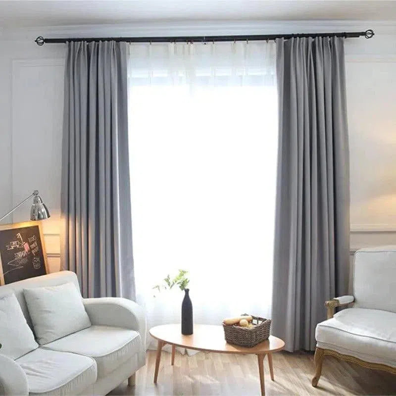 Rideau gris élégant pour salon moderne, idéal pour ajouter une touche de sophistication à votre décoration intérieure. Ce rideau offre une bonne gestion de la lumière, créant une atmosphère chaleureuse et accueillante dans votre espace de vie. Parfait pour les chambres, les salons et les bureaux, il s'adapte à divers styles d'intérieur tout en offrant une fonctionnalité optimale. Donnez un nouveau look à votre pièce avec ce rideau chic et tendance.