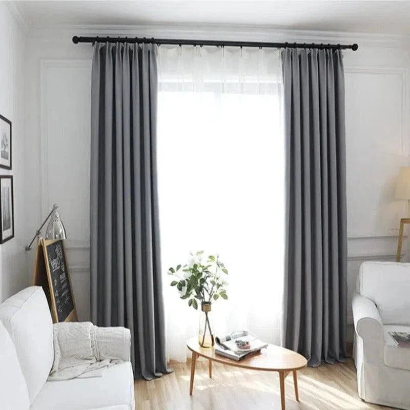 Rideaux opaques gris modernes pour salon élégant, idéaux pour tamiser la lumière et ajouter une touche sophistiquée à votre décoration intérieure. Parfaits pour une ambiance chaleureuse et contemporaine, ces rideaux complètent harmonieusement le mobilier et améliorent l'esthétique de votre pièce.