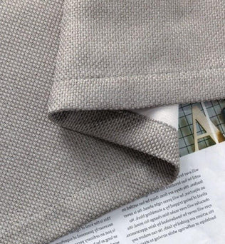 Rideau gris moderne avec texture douce, idéal pour la décoration intérieure de salon ou chambre, offrant une ambiance élégante et contemporaine. Parfait pour ajouter une touche de style à tout espace de vie.