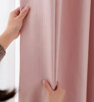 Rideau rose élégant pour une décoration intérieure moderne. Parfait pour ajouter une touche de couleur douce à votre salon ou chambre. Idéal pour créer une ambiance chaleureuse et accueillante. Facile à installer et ajustable selon vos besoins.
