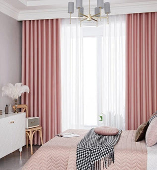 Chambre élégante avec rideaux rose pastel, ameublement chic et ambiance douce. Idéal pour créer un intérieur moderne et chaleureux. Luxueuse suspension lumineuse et couvre-lit assorti pour une décoration harmonieuse.